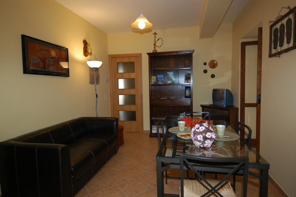 L'Antipapa Hotel Фонди Екстериор снимка