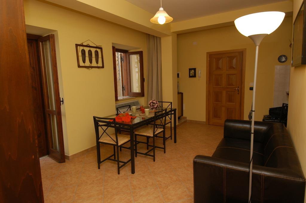 L'Antipapa Hotel Фонди Екстериор снимка