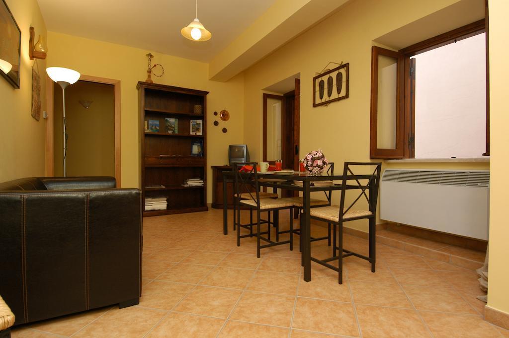 L'Antipapa Hotel Фонди Екстериор снимка