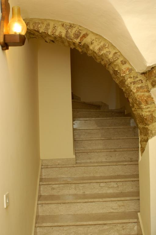 L'Antipapa Hotel Фонди Екстериор снимка